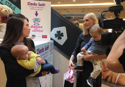 Малообеспеченные мамочки получат в родильных отделениях Латвии коробки с приданым для новорожденного 