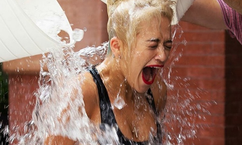 Как вы относитесь к популярному флэшмобу обливания ледяной водой ALS Ice Bucket Challenge? 